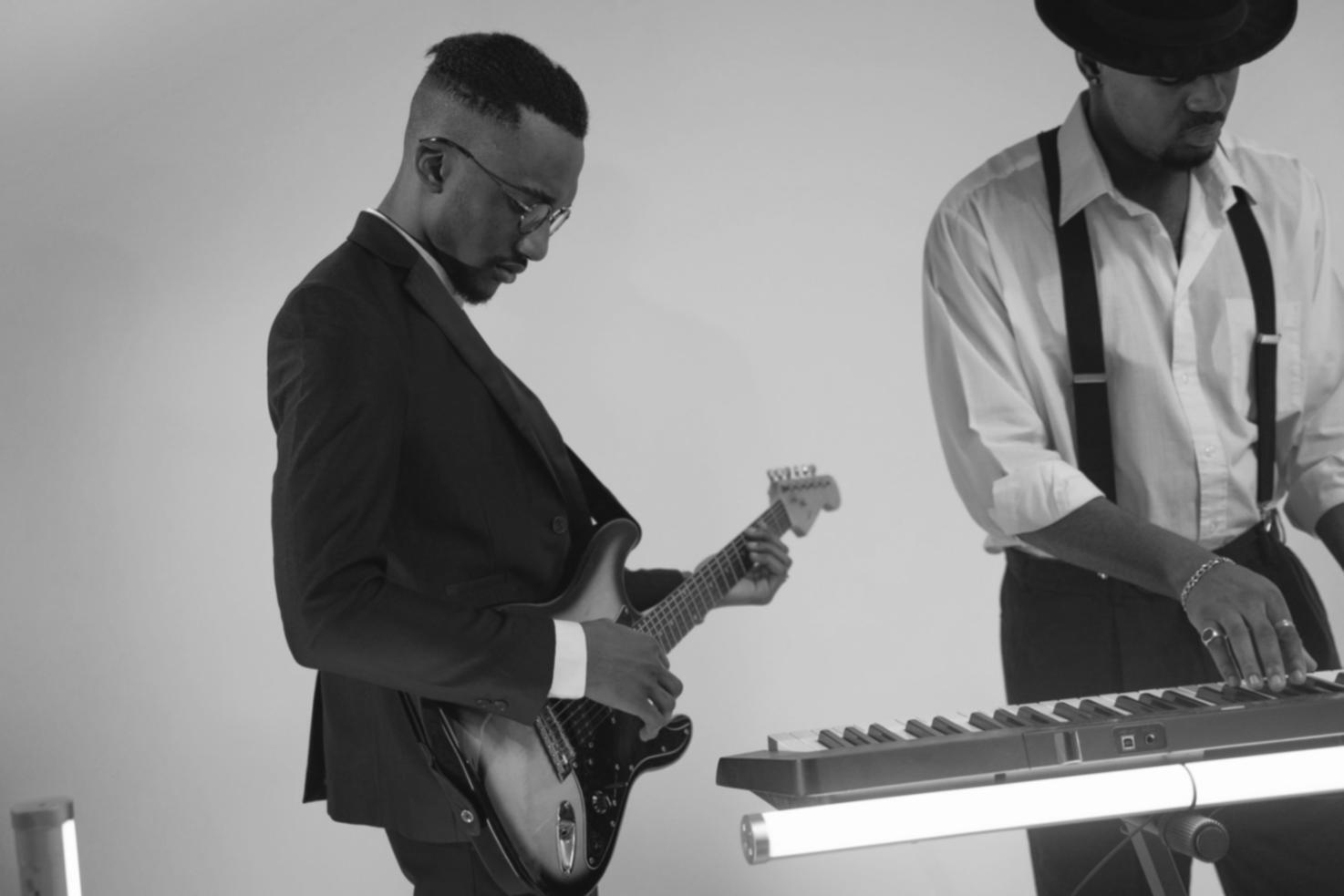 Студент працює над музичним проєктом